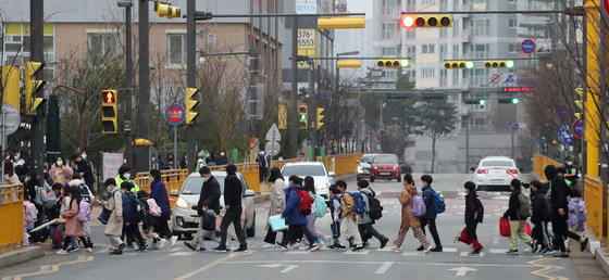 14일 오전 경기 화성시의 한 초등학교 앞에서 아이들이 등교를 하고 있다. 기사와 관련없는 자료사진. 뉴스1