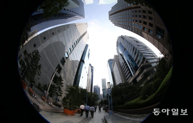 증권사들이 몰려있는 여의도 빌딩 숲. 홍진환 기자 jean@donga.com