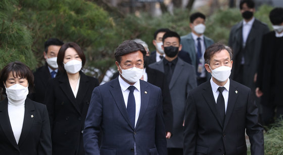 윤호중 더불어민주당 비상대책위원장 겸 원내대표가 14일 서울 동작구 국립서울현충원 김대중대통령묘소를 찾아 참배하고 있다. 2022.3.14/뉴스1 © News1 국회사진취재단