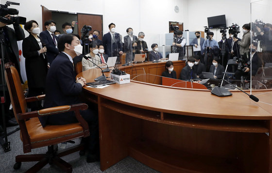 윤석열 대통령 당선인의 대통령직인수위원장에 임명된 안철수 국민의당 대표가 14일 서울 여의도 국회에서 기자간담회를 하고 있다. 2022.3.14/뉴스1