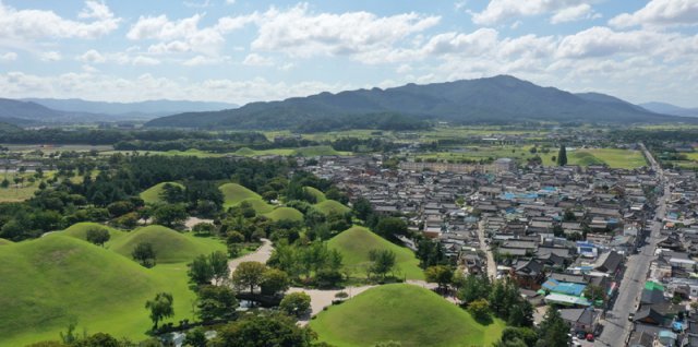 경북 경주시가 국내를 대표하는 스마트 관광도시를 꿈꾸고 있다. 사진은 첫 삽을 뜨는 황남동 황리단길 대릉원지구. 경주시 제공