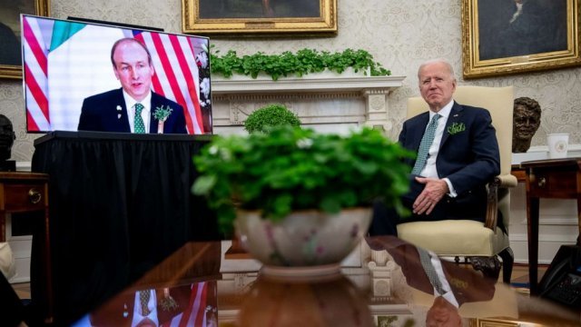 아일랜드 혈통의 조 바이든 미국 대통령(오른쪽)은 2021년 취임 후 첫 성 패트릭의 날을 맞아 마이클 마틴 아일랜드 총리와 함께 ‘화상 축하 파티’를 열었다. NBC뉴스