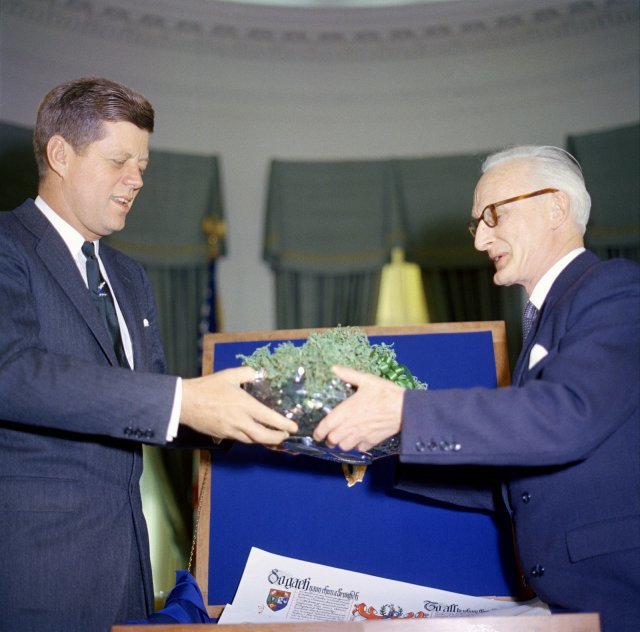 아일랜드 혈통의 존 F 케네디 대통령(왼쪽)이 1961년 취임 후 첫 성 패트릭의 날을 맞아 미국 주재 아일랜드대사(오른쪽)로부터 아일랜드의 국화(國花)인 클로버를 선물 받는 모습. 존F케네디대통령기념관