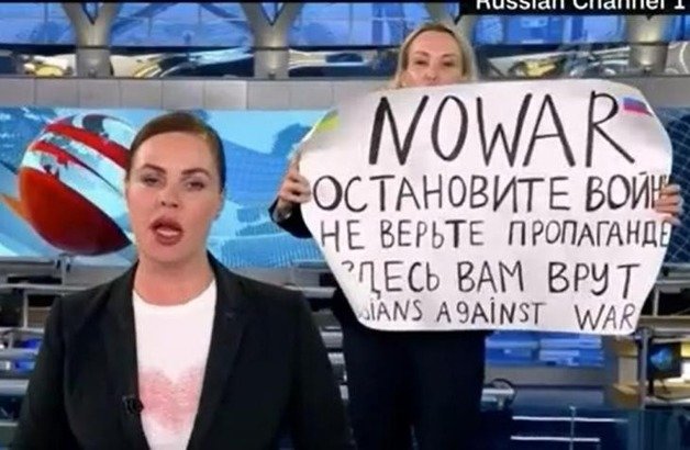 러시아 국영TV에 전쟁 반대를 외치는 방송사고가 났다. © News1