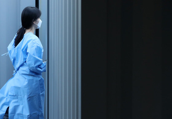 25일 서울역 임시선별진료소에서 근무중인 의료진. 2021.10.25/뉴스1 © News1