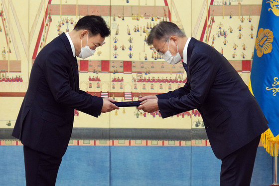 2021년 6월 1일 문재인 대통령이 청와대에서 김오수 (왼쪽)신임 검찰총장에게 임명장을 수여하고 있다. 김 총장 임기는 2023년 5월말까지다. © News1