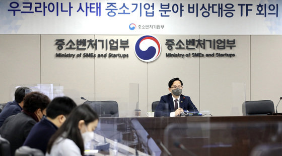 강성천 중소벤처기업부 차관이 7일 정부세종청사에서 열린 우크라이나 사태 중소기업분야 비상 대응 태스크포스(TF) 회의에서 발언하고 있다.(중소벤처기업부제공) 2022.3.7/뉴스1 © News1