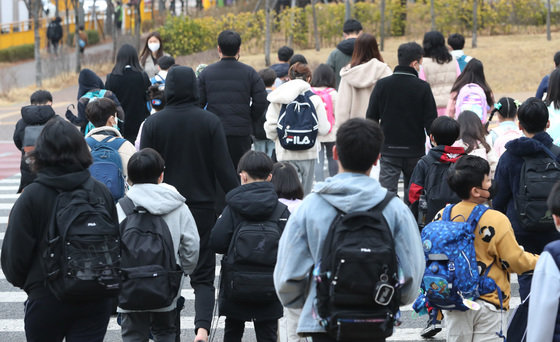 14일 오전 경기 화성시의 한 초등학교 앞에서 아이들이 등교를 하고 있다. 2022.3.14/뉴스1 © News1