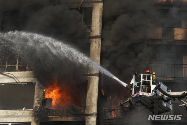 러시아군의 포격으로 화염에 휩싸인 키이우의 한 아파트. 뉴시스
