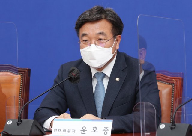 더불어민주당 윤호중 비상대책위원장이 14일 오후 국회에서 열린 민생개혁법안 실천을 위한 상임위원장 및 간사단 연석회의에서 발언하고 있다. 사진공동취재단