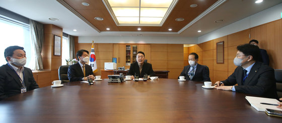 윤석열 대통령 당선인이 14일 오전 서울 종로구 금융감독원 연수원에 마련된 집무실에서 안철수 인수위원장 등과 함께 당선인 주재 인수위 티타임을 갖고 있다. 2022.3.14/뉴스1