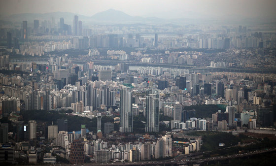 서울 송파구 잠실 롯데월드타워 ‘서울스카이’ 전망대에서 바라본 아파트와 빌라 모습. 2021.10.11/뉴스1 © News1