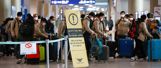인천국제공항 1터미널에서 국내로 입국한 외국인 노동자들이 버스를 타기 위해 이동하고 있다. 2021.12.14/뉴스1 © News1