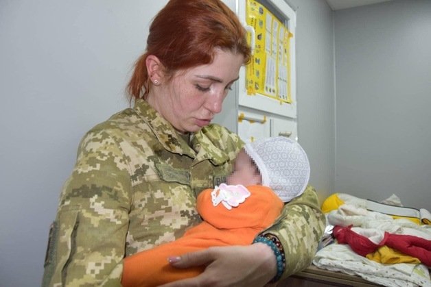 중국인 남성들이 인신매매하려던 아기. (우크라이나 국경수비대 공식 트위터 갈무리) © 뉴스1