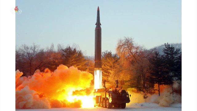 북한 조선중앙TV는 지난 5일 국방과학원이 극초음속 미사일 시험발사를 진행했다고 지난 1월 6일 보도 했다. (조선중앙TV 캡처)