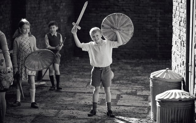 영화 ‘벨파스트’에서 주인공 ‘버디’(오른쪽·주디 힐)가 벨파스트의 골목에서 쓰레기통 뚜껑을 방패삼아 칼싸움 놀이를 하며 즐거워하는 모습. 유니버설픽처스 제공