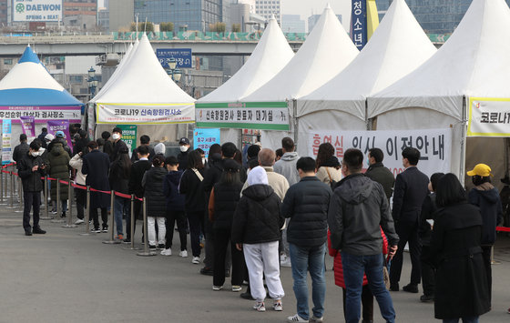 16일 오전 서울역 선별진료소에서 시민들이 신종 코로나바이러스 감염증(코로나19) 신속항원검사를 받기 위해 줄을 서 있다. 이날 0시 기준 코로나19 신규 확진자는 40만 741명 발생해 처음으로 40만 명 선을 넘어섰다. 2022.3.16/뉴스1