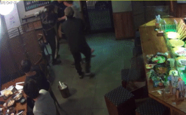 지난 13일 오후 11시쯤 대구 수성구 범어동의 한 술집에서 가게 사장과 손님 사이에 몸싸움이 발생했다. (A씨 제공) © 뉴스1