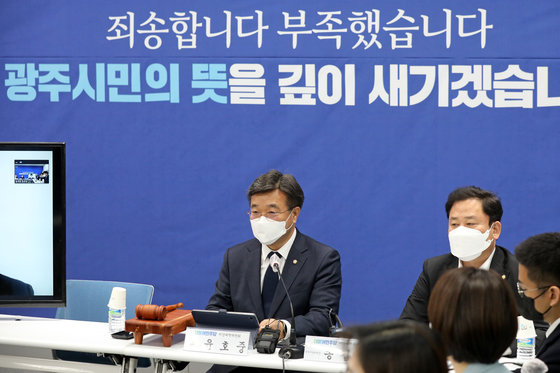 윤호중 더불어민주당 비상대책위원장이 16일 오전 광주 서구 더불어민주당 광주시당 대회의실에서 열린 광주 현장 비대위회의에서 모두발언하고 있다. 뉴스1