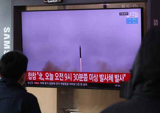 16일 오전 서울역 대합실에서 시민들이 북한의 미상 발사체 발사 관련 뉴스를 보고 있다. 2022.3.16/뉴스1 © News1