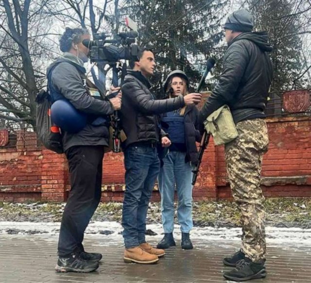 우크라이나 전쟁 취재 중 사망한 피에르 자크지우스키(왼쪽 첫번째) 미국 폭스뉴스 영상기자 생전 모습