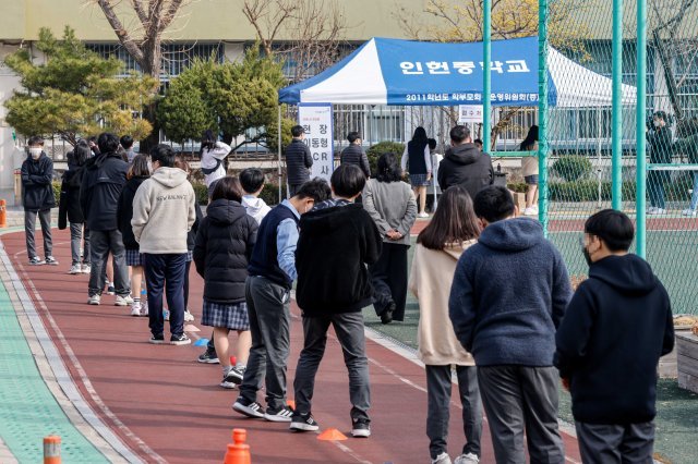 16일 서울 관악구 인헌중학교에서 학생들이 코로나19 대응 현장 이동형 PCR(유전자증폭) 검사를 받기 위해 줄을 서고 있다. 사진공동취재단