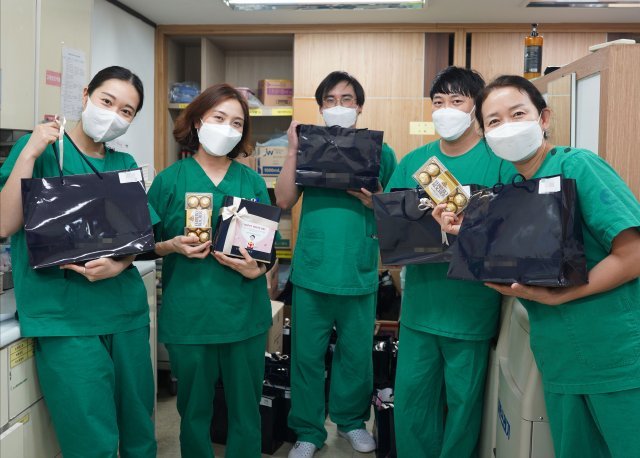 경기 평택 박애병원에서 의료진들이 화이트데이에 받은 선물을 들어보이고 있다. 박애병원 제공