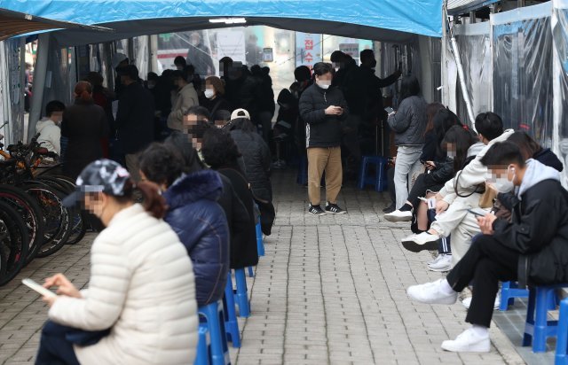 16일 서울 관악구보건소에 마련된 코로나19 선별진료소에서 시민들이 PCR검사를 기다리고 있다.