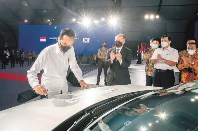 16일 인도네시아 브카시에서 열린 현대자동차 인도네시아 공장 준공식에서 조코 위도도 인도네시아 대통령(왼쪽)이 정의선 현대차그룹 회장(왼쪽에서 두 번째)의 박수를 받으며 아이오닉5에 기념 사인을 하고 있다. 현대자동차그룹 제공