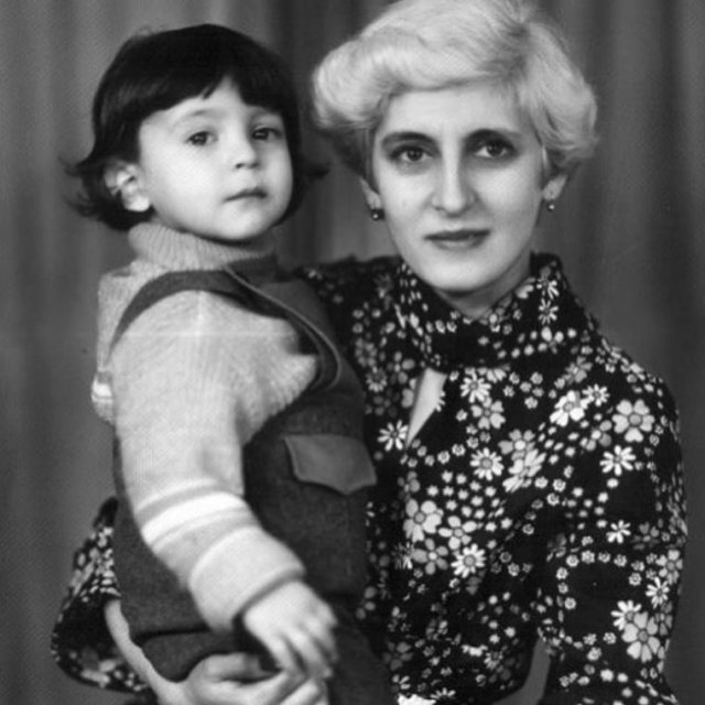어머니와 함께 사진을 찍고 있는 어린 젤렌스키