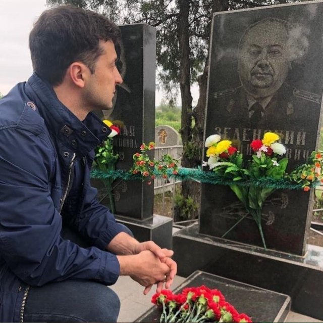 당선 직후 고향 크리이우-리에 방문해 할아버지의 묘소를 찾은 젤렌스키. 그는 인스타그램을 통해 “할아버지는 나치로부터 우크라이나를 지킨 영웅”이라고 말했다.