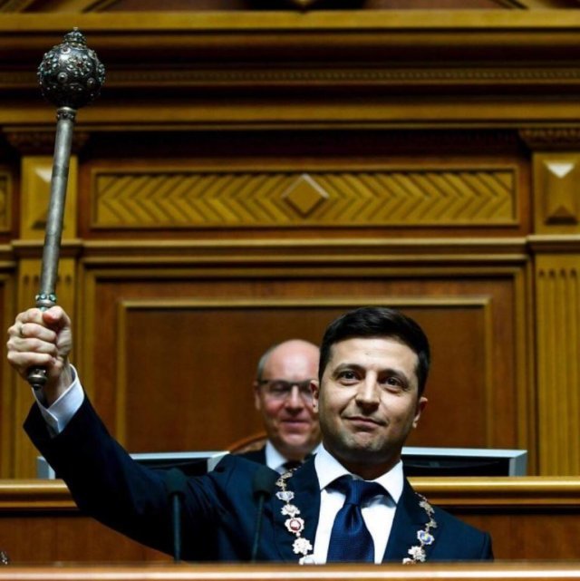 2019년 5월 수도 키이우에서 대통령 취임식에서 젤렌스키 신임 대통령이 취임 선서 후 메이스(mace·곤봉 모양의 지팡이)를 들어 보이고 있다.