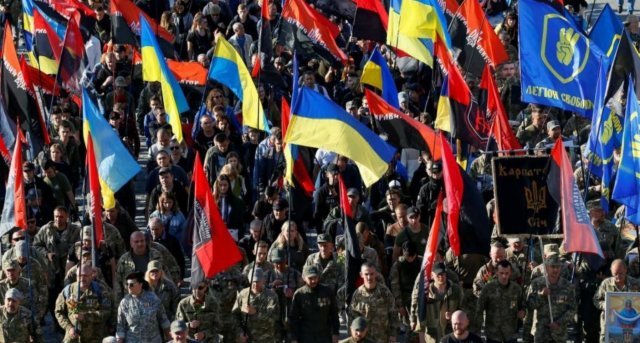 2019년 10월 우크라이나 수도 키이우에서 열린 대규모 반(反)러시아 시위. 시위대는 “우크라이나 동부 반군 분리주의 점령 지역 내 자치 선거 및 특별 자치권 반대”를 외쳤다.