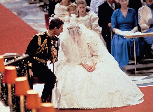 1981년 결혼식 당시 세간의 이목을 집중시킨 다이애나 왕세자빈의 웨딩 드레스. 뉴시스