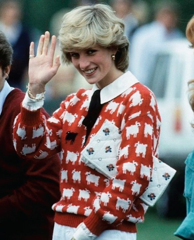 다이애나가 1983년 폴로 경기에 참가했을 당시 입은 ‘검은 양’ 스웨터. Warm&wonderful 인스타그램 제공