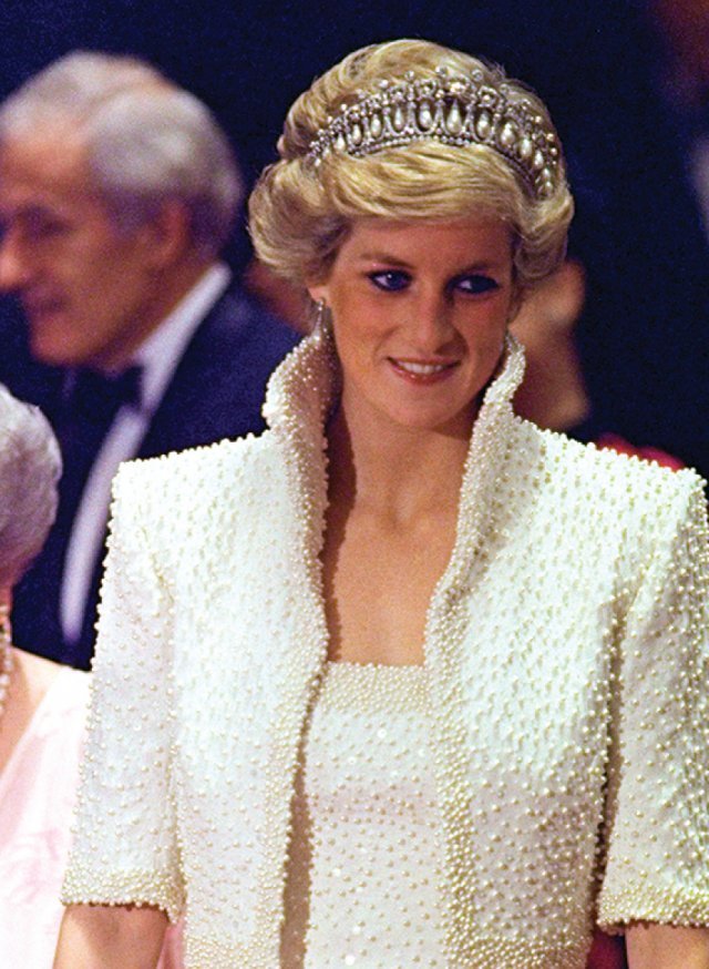 1989년 홍콩 방문 당시 진주로 장식한 ‘엘비스 드레스’를 입은 다이애나. 뉴시스