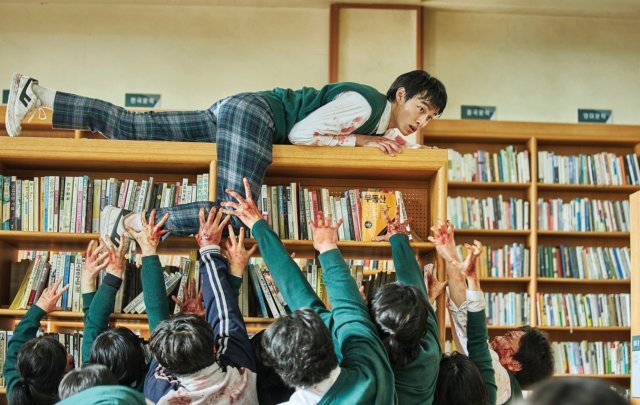 동명의 웹툰을 바탕으로 제작해 세계적 화제를 모은 넷플릭스 드라마 ‘지금 우리 학교는’의 한 장면.
