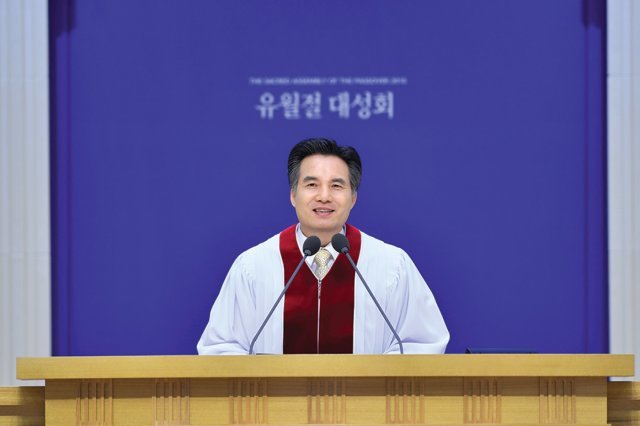 유월절 예배에서 설교 중인 김주철 목사. 2021년에는 코로나19 유행으로 유월절 대성회가 온라인으로 진행됐다.