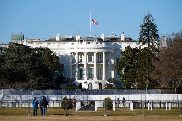 미국 대통령의 집무,거주공간인 백악관 전경. 관광객들이 멀리 떨어지지 않은 곳에서 자유로이 관람이 가능하다. AP