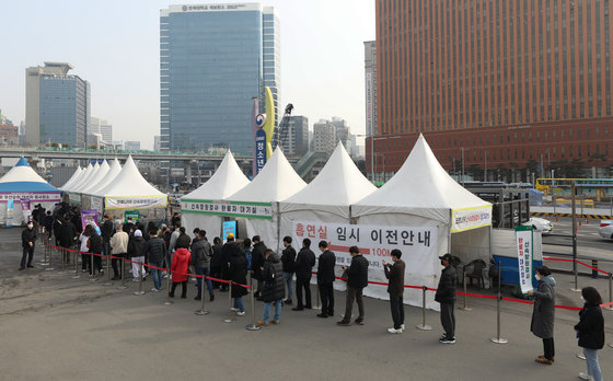 16일 오전 서울역 선별진료소에서 시민들이 신종 코로나바이러스 감염증 신속항원검사를 받기 위해 줄을 서 있다. 2022.3.16/뉴스1 © News1