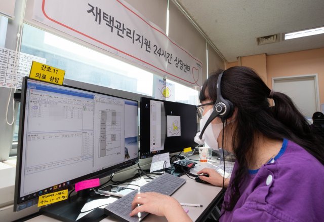 서울 동대문구 24시간상담센터에서 의료진들이 신종 코로나바이러스 감염증(코로나19) 재택 치료 환자들과 전화 상담을 하고 있다. 사진 뉴스1
