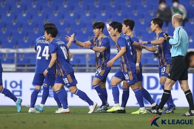 울산 현대가 15일 울산의 문수축구경기장에서 열린 포트FC와의 2022 아시아축구연맹(AFC) 챔피언스리그 플레이오프에서 득점 후 기뻐하고 있다.(한국프로축구연맹 제공) © 뉴스1