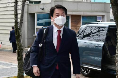 안철수 대통령직인수위원회 위원장이 17일 서울 통의동 금융감독원 연수원에 마련된 인수위원회 사무실로 출근하고 있다. 뉴스1