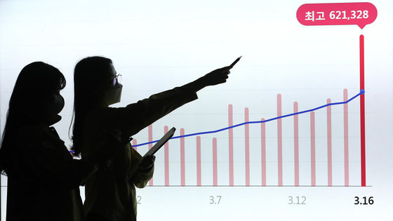 신종 코로나바이러스 감염증(코로나19) 신규 확진자수가 사상 첫 60만명대를 돌파한 17일 오전 서울 송파구청에서 구청 관계자들이 일일 신규 확진자 수를 점검하고 있다. 2022.3.17/뉴스1 © News1