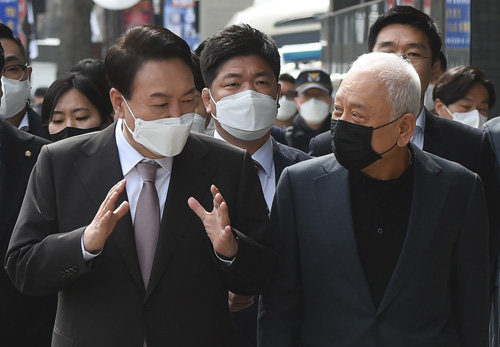 윤석열 대통령 당선인이 17일 점심식사를 위해 김한길 국민통합위원회 위원장과 함께 서울 종로구 통의동 당선인 집무실에서 인근 식당으로 향하며 대화를 나누고 있다. 사진공동취재단