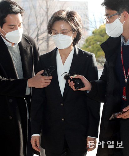 노정희 중앙선관위원회 위원장이 7일 오전 경기 과천에 있는 청사로 출근하며 기자들의 질문을 받고 있다. 신원건기자 laputa@dong.com