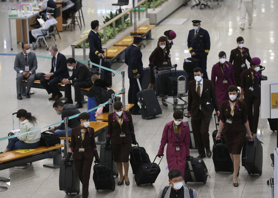 인천국제공항 1터미널에서 외항사 승무원들이 출구를 지나고 있다. 또 오미크론 변이보다 전파력이 높다고 알려진 스텔스 오미크론 변이 검출률이 증가하는 추세다. 2022.2.22/뉴스1