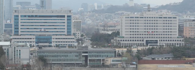 국방부 부지
윤석열 대통령 당선인이 대통령 집무실을 청와대에서 국방부 청사로 이전하는 방안을 적극 검토 중인 것으로 알려졌다. 17일 오후 국방부 신청사 (오른쪽) 건물 모습.