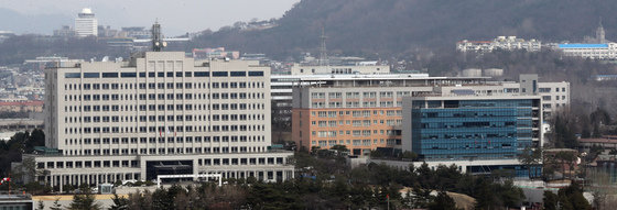 윤석열 대통령 당선인이 대통령 집무실을 청와대에서 서울 용산 국방부 신청사로 이전하는 방안을 사실상 확정한 것으로 17일 전해졌다. 사진은 이날 국방부 신청사 모습. 윤 당선인은 이날 오후 5시 안철수 인수위원장과 회의에서 용산 국방부 청사로의 이전을 확정할 가능성이 있는 것으로 전해졌다. 2022.3.17/뉴스1 © News1