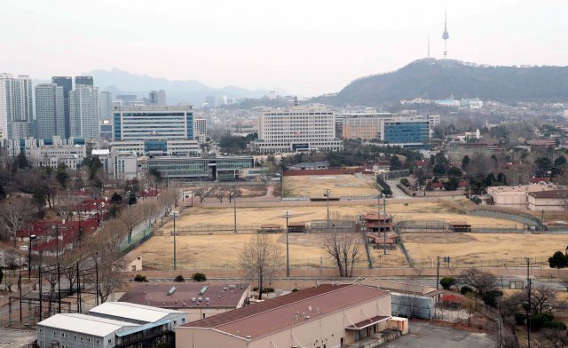 국방부 부지
17일 서울 용산구 국립중앙박물관 인근 아파트에서 내려다 본 국방부 부지.
신원건기자 laputa@donga.com